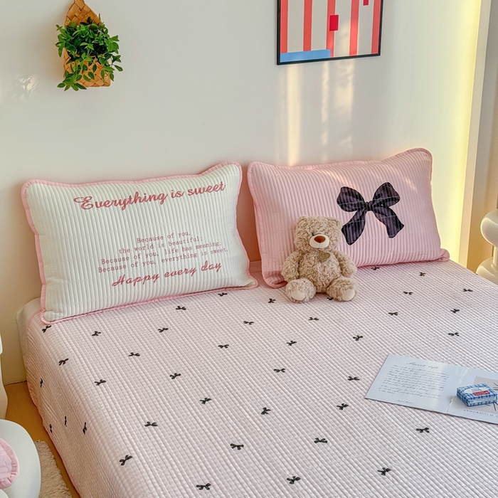 91家纺网 家纺一手货源 找家纺 橙子家居 2025新款双面纯棉夹层新疆棉花数码印花系列床盖单件-单床盖 粉蝴蝶结