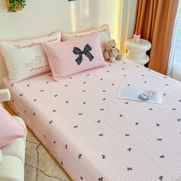 91家纺网 家纺一手货源 找家纺 橙子家居 2025新款双面纯棉夹层新疆棉花数码印花系列床盖单件-单床盖 粉蝴蝶结