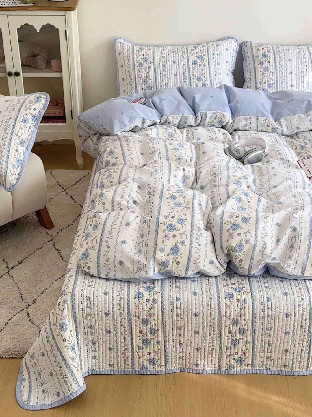 91家纺网 家纺一手货源 找家纺 橙子家居 2025新款双面纯棉夹层新疆棉花数码印花系列床盖单件-单床盖 花蔓蓝