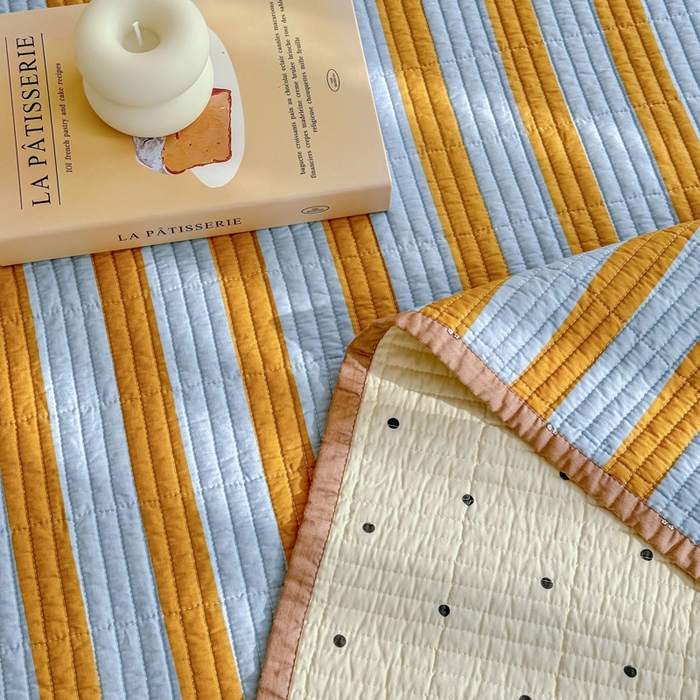 91家纺网 家纺一手货源 找家纺 橙子家居 2025新款双面纯棉夹层新疆棉花数码印花系列床盖单件-单床盖 黄宽条