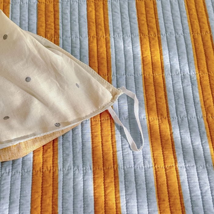 91家纺网 家纺一手货源 找家纺 橙子家居 2025新款双面纯棉夹层新疆棉花数码印花系列床盖单件-单床盖 黄宽条