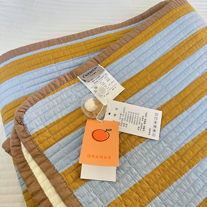 91家纺网 家纺一手货源 找家纺 橙子家居 2025新款双面纯棉夹层新疆棉花数码印花系列床盖单件-单床盖 黄宽条