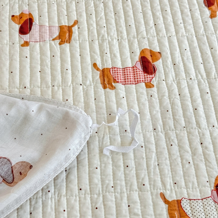 91家纺网 家纺一手货源 找家纺 橙子家居 2025新款双面纯棉夹层新疆棉花数码印花系列床盖单件-单床盖 淑女狗