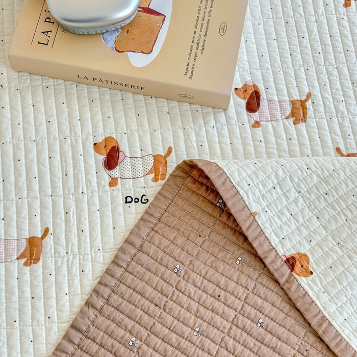 91家纺网 家纺一手货源 找家纺 橙子家居 2025新款双面纯棉夹层新疆棉花数码印花系列床盖单件-单床盖 淑女狗