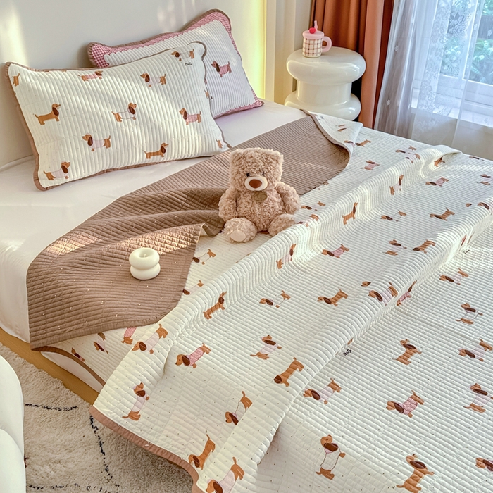 91家纺网 家纺一手货源 找家纺 橙子家居 2025新款双面纯棉夹层新疆棉花数码印花系列床盖单件-单床盖 淑女狗