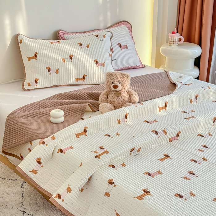 91家纺网 家纺一手货源 找家纺 橙子家居 2025新款双面纯棉夹层新疆棉花数码印花系列床盖单件-单床盖 淑女狗