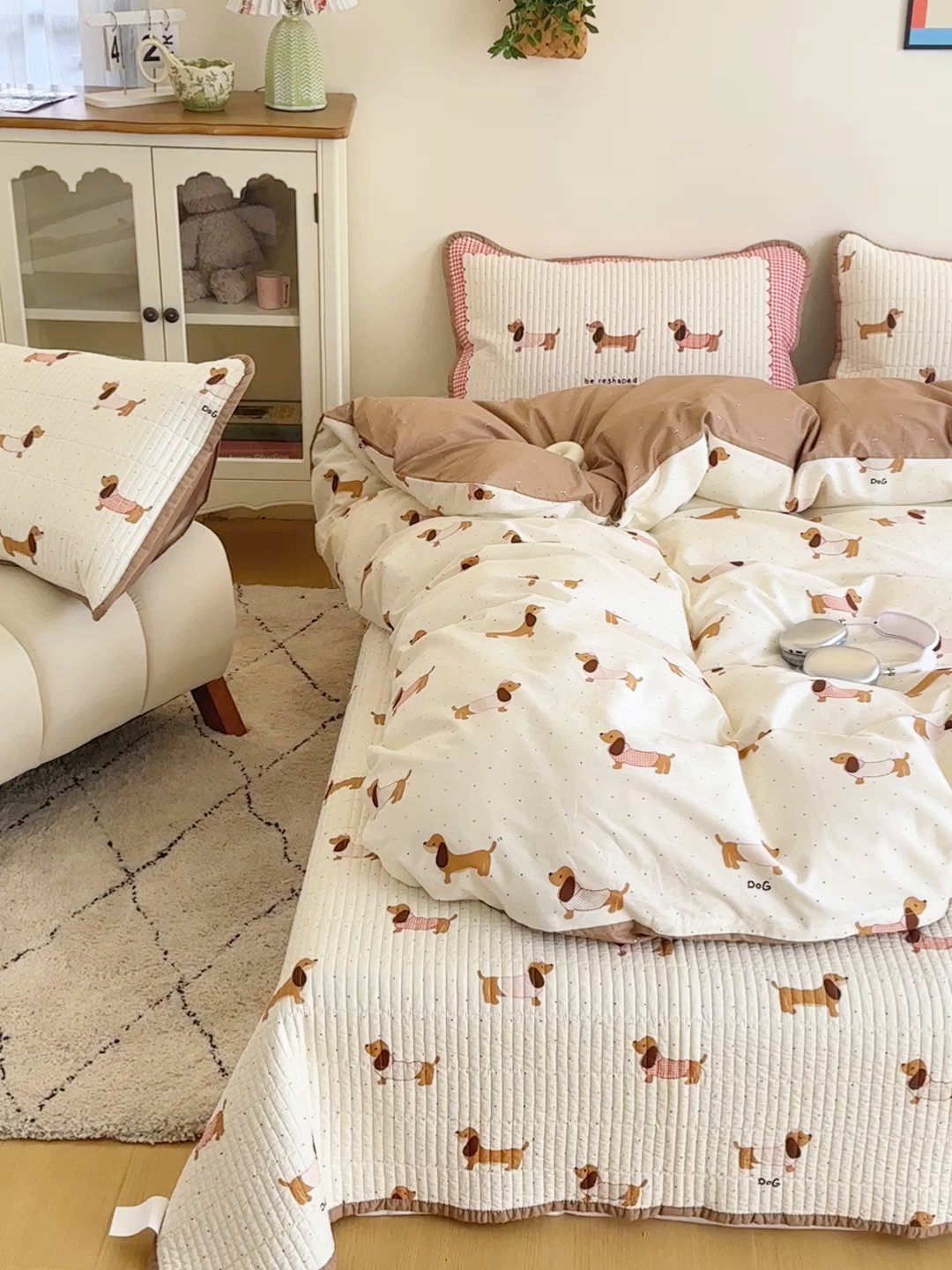 91家纺网 家纺一手货源 找家纺 橙子家居 2025新款双面纯棉夹层新疆棉花数码印花系列床盖单件-单床盖 淑女狗