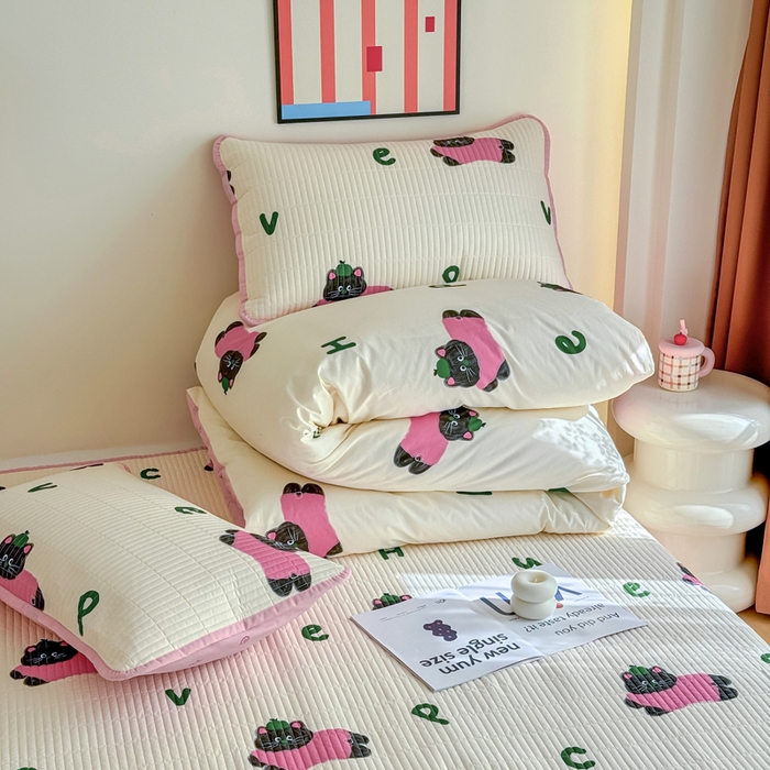 91家纺网 家纺一手货源 找家纺 橙子家居 2025新款双面纯棉夹层新疆棉花数码印花系列床盖单件-单床盖 英文猫粉