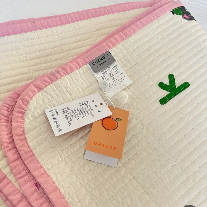 91家纺网 家纺一手货源 找家纺 橙子家居 2025新款双面纯棉夹层新疆棉花数码印花系列床盖单件-单床盖 英文猫粉