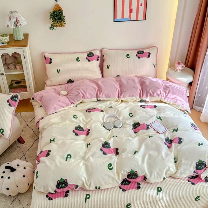 91家纺网 家纺一手货源 找家纺 橙子家居 2025新款双面纯棉夹层新疆棉花数码印花系列床盖单件-单床盖 英文猫粉