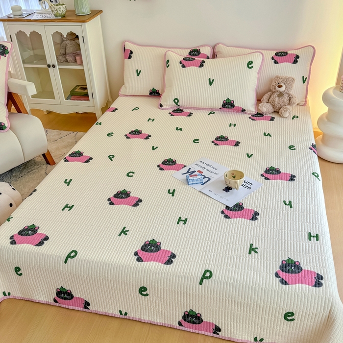 91家纺网 家纺一手货源 找家纺 橙子家居 2025新款双面纯棉夹层新疆棉花数码印花系列床盖单件-单床盖 英文猫粉