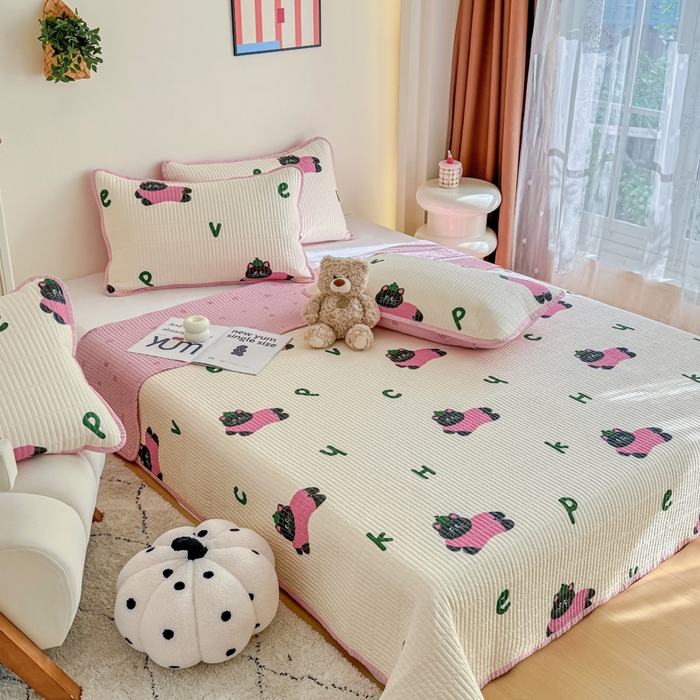 91家纺网 家纺一手货源 找家纺 橙子家居 2025新款双面纯棉夹层新疆棉花数码印花系列床盖单件-单床盖 英文猫粉