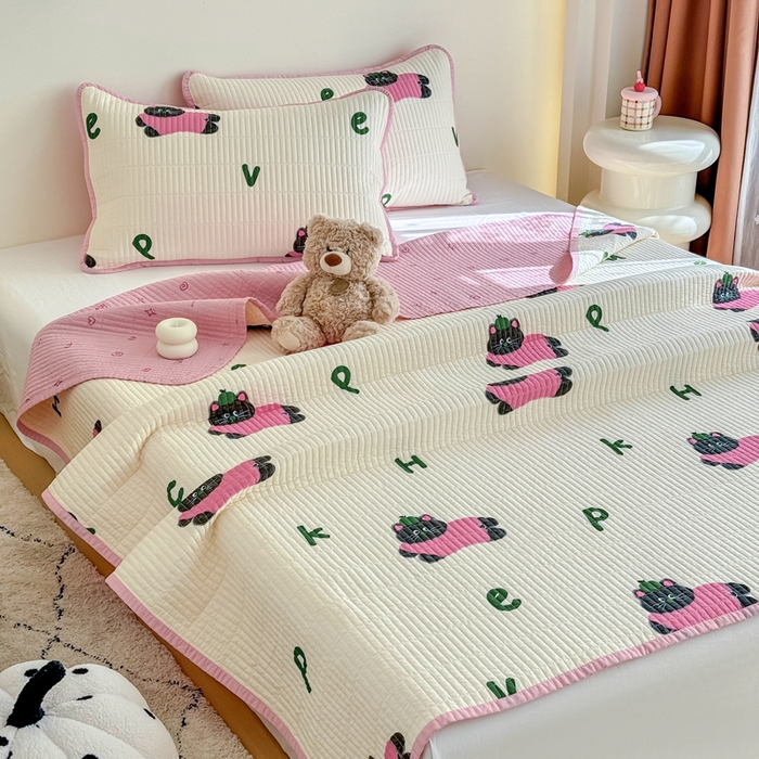 91家纺网 家纺一手货源 找家纺 橙子家居 2025新款双面纯棉夹层新疆棉花数码印花系列床盖单件-单床盖 英文猫粉