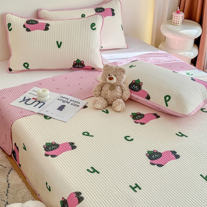 91家纺网 家纺一手货源 找家纺 橙子家居 2025新款双面纯棉夹层新疆棉花数码印花系列床盖单件-单床盖 英文猫粉