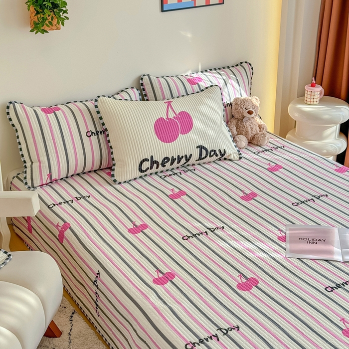 91家纺网 家纺一手货源 找家纺 橙子家居 2025新款双面纯棉夹层新疆棉花数码印花系列床盖单件-单床盖 樱为有你