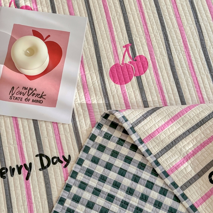 91家纺网 家纺一手货源 找家纺 橙子家居 2025新款双面纯棉夹层新疆棉花数码印花系列床盖单件-单床盖 樱为有你