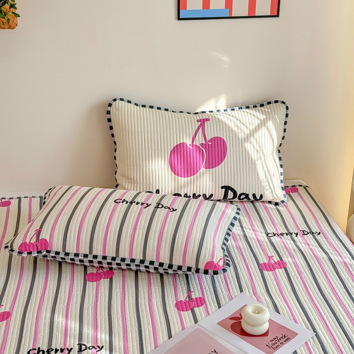 91家纺网 家纺一手货源 找家纺 橙子家居 2025新款双面纯棉夹层新疆棉花数码印花系列床盖单件-单床盖 樱为有你