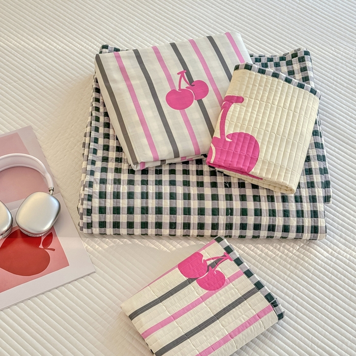 91家纺网 家纺一手货源 找家纺 橙子家居 2025新款双面纯棉夹层新疆棉花数码印花系列床盖单件-单床盖 樱为有你