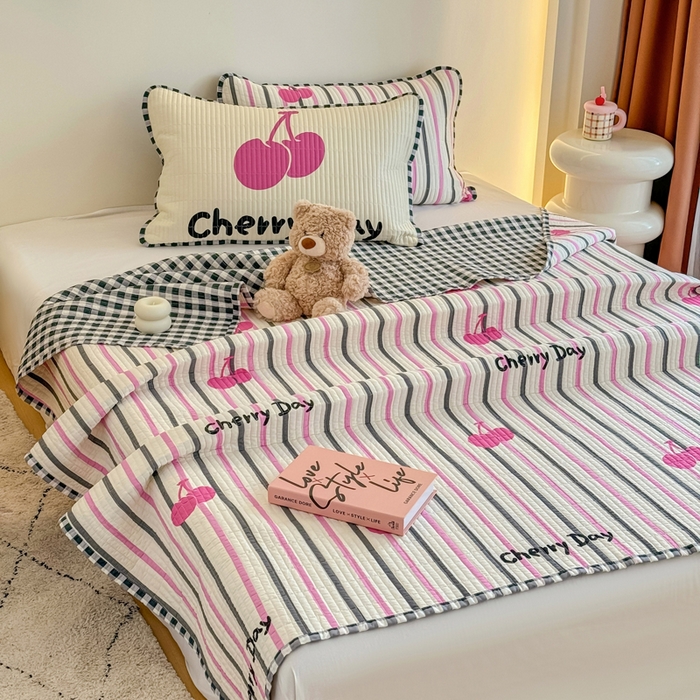 91家纺网 家纺一手货源 找家纺 橙子家居 2025新款双面纯棉夹层新疆棉花数码印花系列床盖单件-单床盖 樱为有你