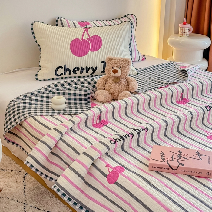 91家纺网 家纺一手货源 找家纺 橙子家居 2025新款双面纯棉夹层新疆棉花数码印花系列床盖单件-单床盖 樱为有你