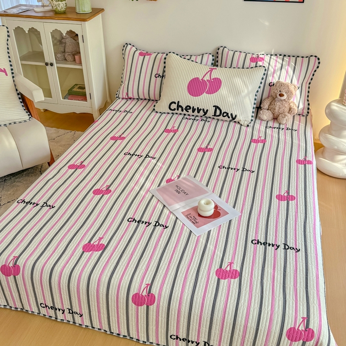 91家纺网 家纺一手货源 找家纺 橙子家居 2025新款双面纯棉夹层新疆棉花数码印花系列床盖单件-单床盖 樱为有你