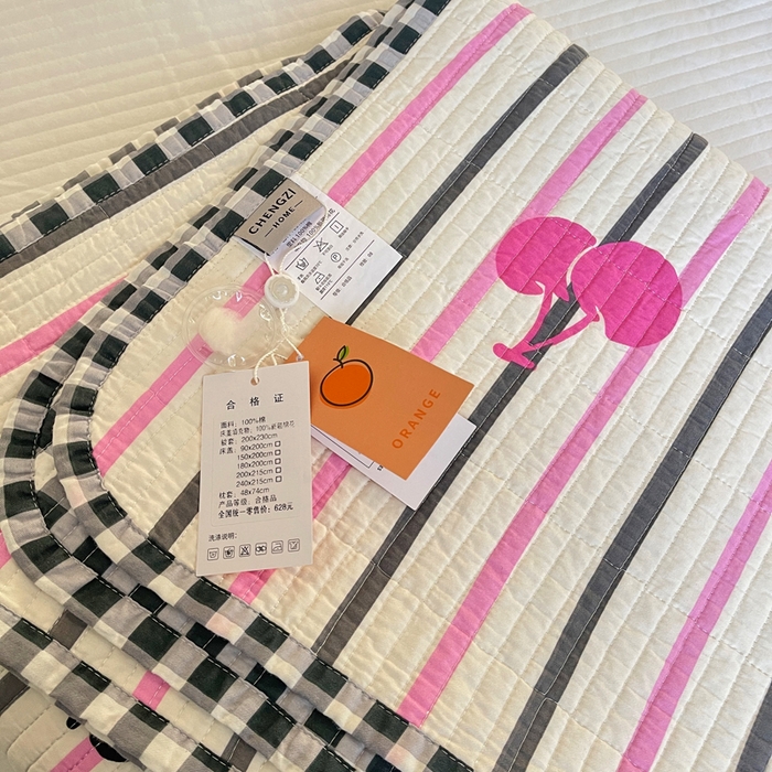 91家纺网 家纺一手货源 找家纺 橙子家居 2025新款双面纯棉夹层新疆棉花数码印花系列床盖单件-单床盖 樱为有你