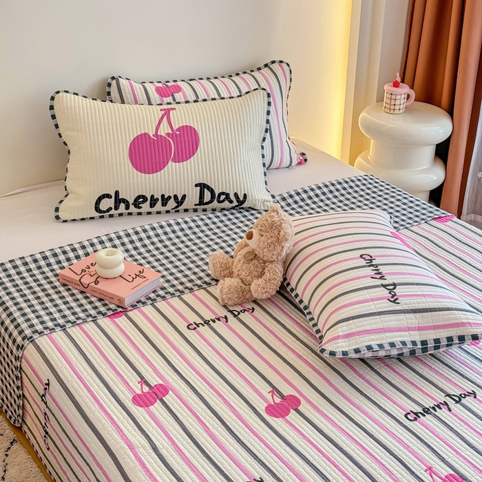 91家纺网 家纺一手货源 找家纺 橙子家居 2025新款双面纯棉夹层新疆棉花数码印花系列床盖单件-单床盖 樱为有你