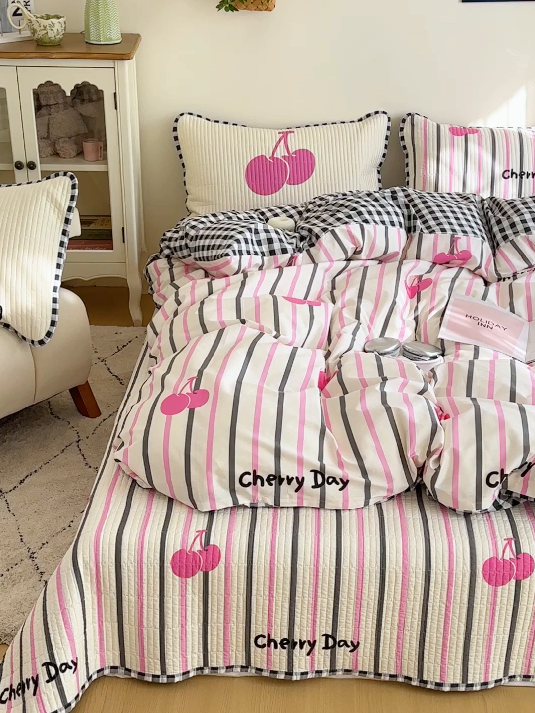 91家纺网 家纺一手货源 找家纺 橙子家居 2025新款双面纯棉夹层新疆棉花数码印花系列床盖单件-单床盖 樱为有你