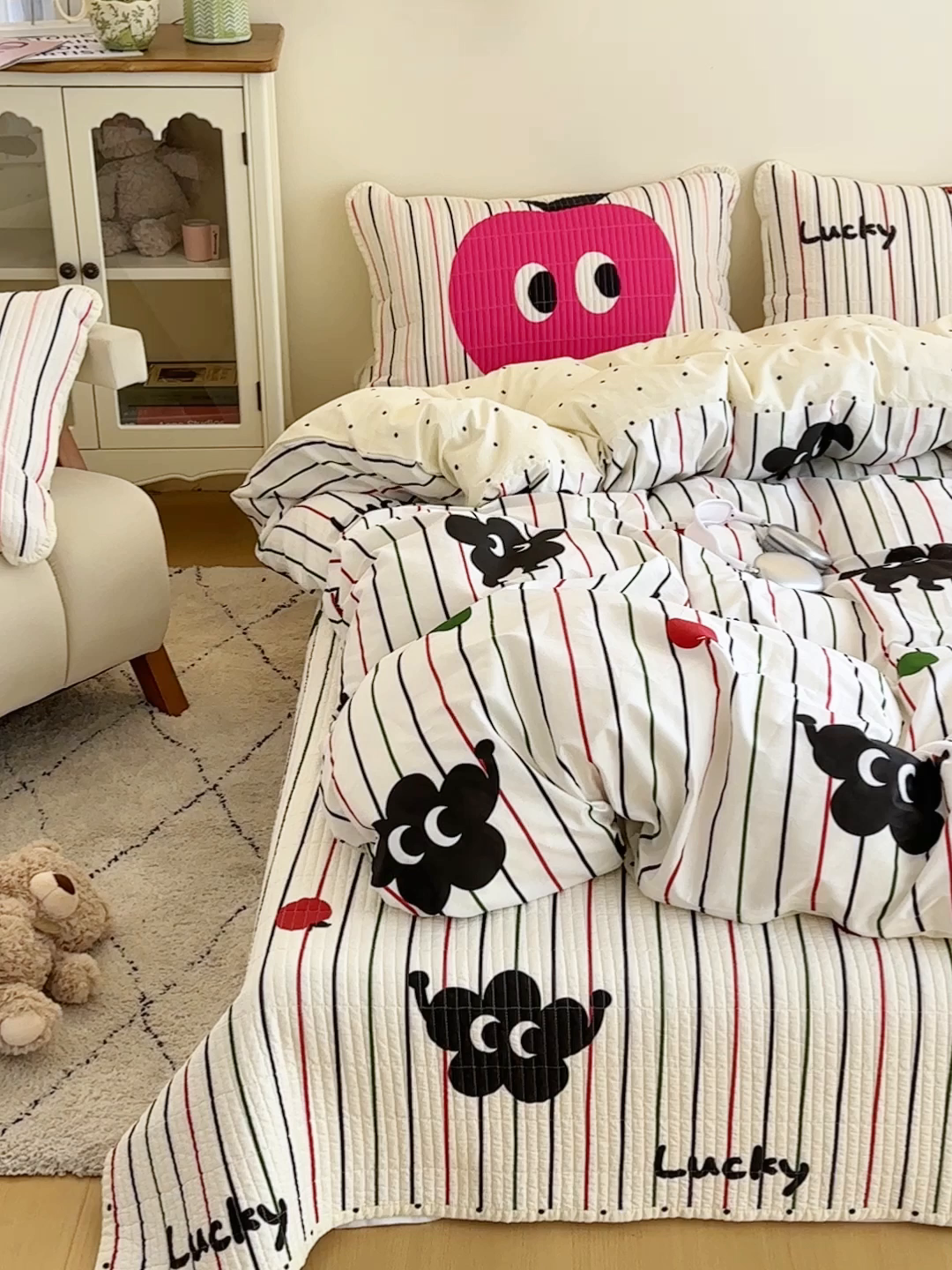 91家纺网 家纺一手货源 找家纺 橙子家居 2025新款双面纯棉夹层新疆棉花数码印花床盖四件套-第一批 大眼萌红