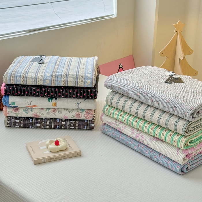 91家纺网 家纺一手货源 找家纺 橙子家居 2025新款双面全棉纯棉13372印花棉花床盖四件套-第二批 组合图仅供展示