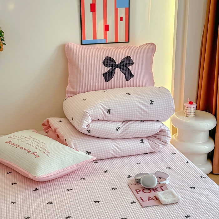 91家纺网 家纺一手货源 找家纺 橙子家居 2025新款双面纯棉夹层新疆棉花数码印花床盖四件套-第一批 粉蝴蝶结