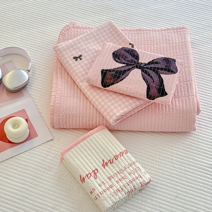 91家纺网 家纺一手货源 找家纺 橙子家居 2025新款双面纯棉夹层新疆棉花数码印花床盖四件套-第一批 粉蝴蝶结