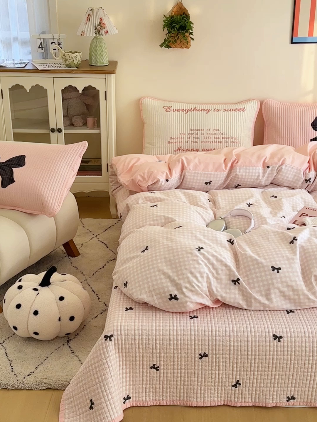 91家纺网 家纺一手货源 找家纺 橙子家居 2025新款双面纯棉夹层新疆棉花数码印花床盖四件套-第一批 粉蝴蝶结