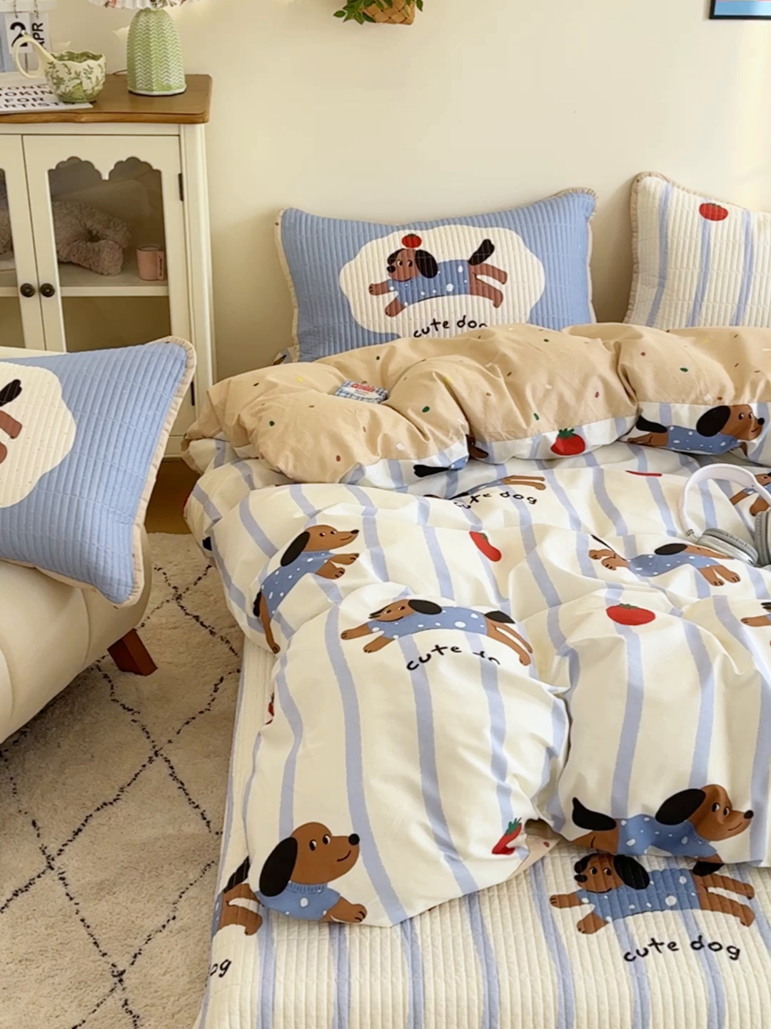 91家纺网 家纺一手货源 找家纺 橙子家居 2025新款双面纯棉夹层新疆棉花数码印花床盖四件套-第一批 柿柿狗