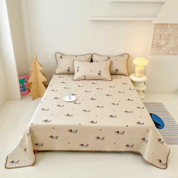 91家纺网 家纺一手货源 找家纺 橙子家居 2025新款双面全棉纯棉砂洗夹棉床盖三件套 腊肠狗