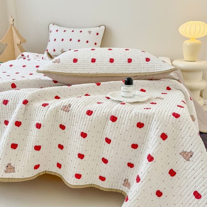 91家纺网 家纺一手货源 找家纺 橙子家居 2025新款双面全棉纯棉砂洗夹棉床盖三件套 苹果趣事