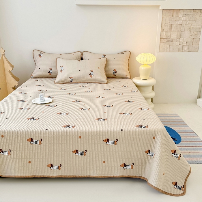 91家纺网 家纺一手货源 找家纺 橙子家居 2025新款双面全棉纯棉砂洗夹棉床盖三件套 腊肠狗