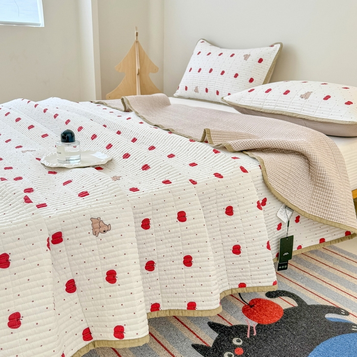 91家纺网 家纺一手货源 找家纺 橙子家居 2025新款双面全棉纯棉砂洗夹棉床盖三件套 苹果趣事