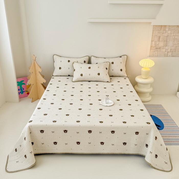 91家纺网 家纺一手货源 找家纺 橙子家居 2025新款双面全棉纯棉砂洗夹棉床盖三件套 小熊贝蒂