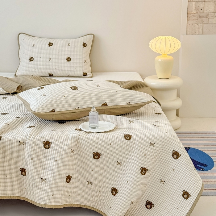 91家纺网 家纺一手货源 找家纺 橙子家居 2025新款双面全棉纯棉砂洗夹棉床盖三件套 小熊贝蒂