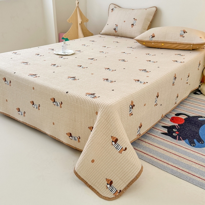 91家纺网 家纺一手货源 找家纺 橙子家居 2025新款双面全棉纯棉砂洗夹棉床盖三件套 腊肠狗