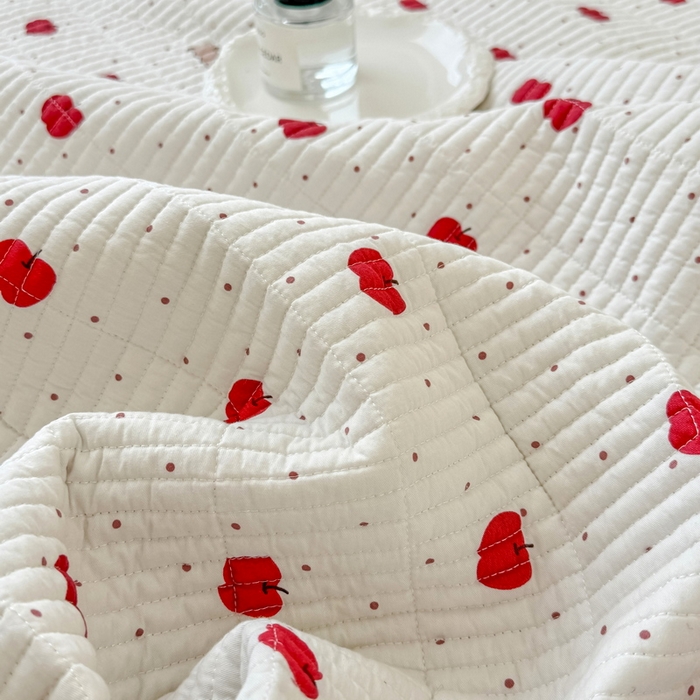 91家纺网 家纺一手货源 找家纺 橙子家居 2025新款双面全棉纯棉砂洗夹棉床盖三件套 苹果趣事