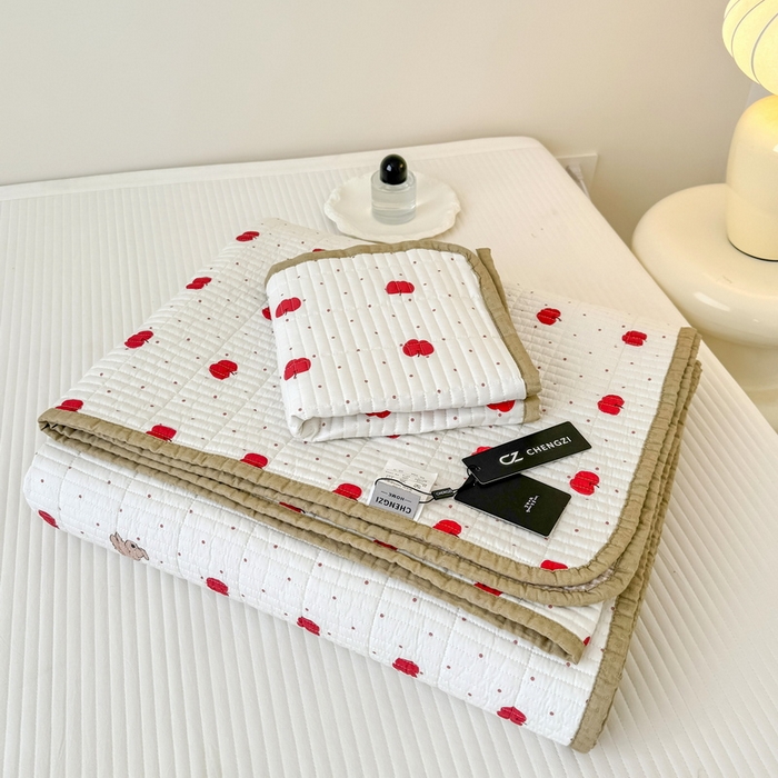 91家纺网 家纺一手货源 找家纺 橙子家居 2025新款双面全棉纯棉砂洗夹棉床盖三件套 苹果趣事