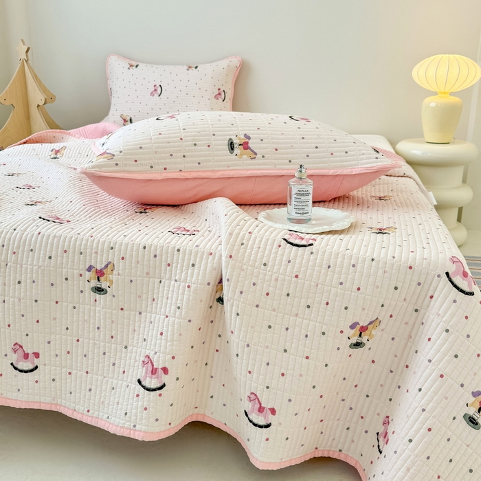 91家纺网 家纺一手货源 找家纺 橙子家居 2025新款双面全棉纯棉砂洗夹棉床盖三件套 粉木马