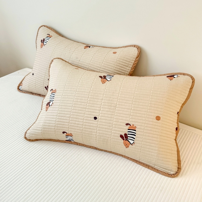 91家纺网 家纺一手货源 找家纺 橙子家居 2025新款双面全棉纯棉砂洗夹棉床盖三件套 腊肠狗