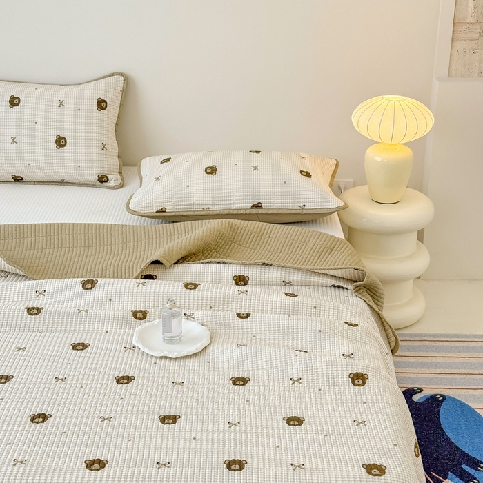 91家纺网 家纺一手货源 找家纺 橙子家居 2025新款双面全棉纯棉砂洗夹棉床盖三件套 小熊贝蒂