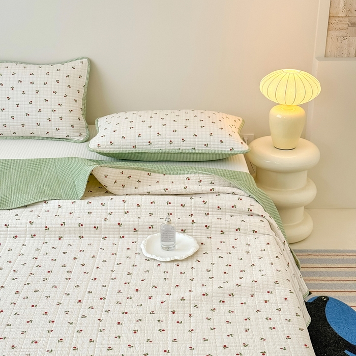 91家纺网 家纺一手货源 找家纺 橙子家居 2025新款双面全棉纯棉砂洗夹棉床盖三件套 樱桃派