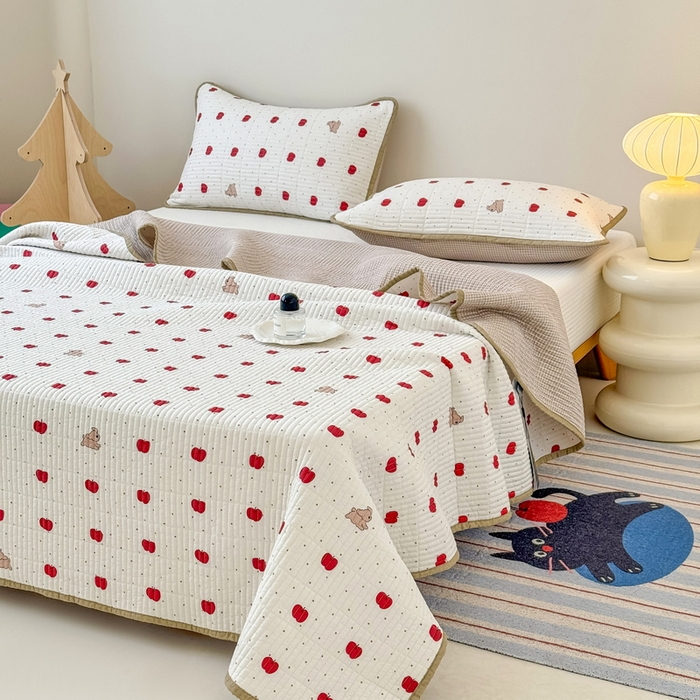 91家纺网 家纺一手货源 找家纺 橙子家居 2025新款双面全棉纯棉砂洗夹棉床盖三件套 苹果趣事