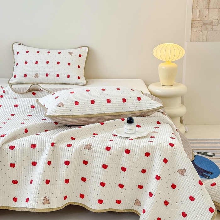 91家纺网 家纺一手货源 找家纺 橙子家居 2025新款双面全棉纯棉砂洗夹棉床盖三件套 苹果趣事