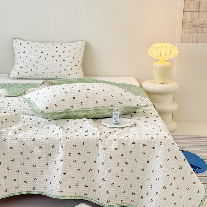 91家纺网 家纺一手货源 找家纺 橙子家居 2025新款双面全棉纯棉砂洗夹棉床盖三件套 樱桃派